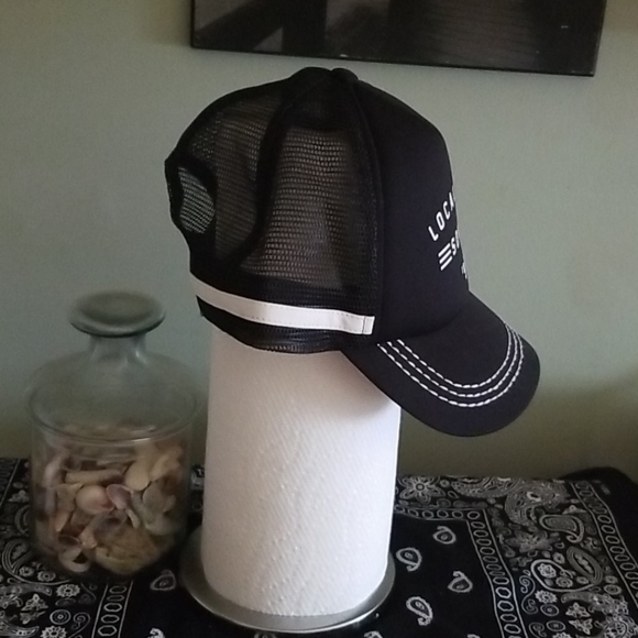 ROXY Black & White Unisex Trucker Hat - Picture 4 of 12